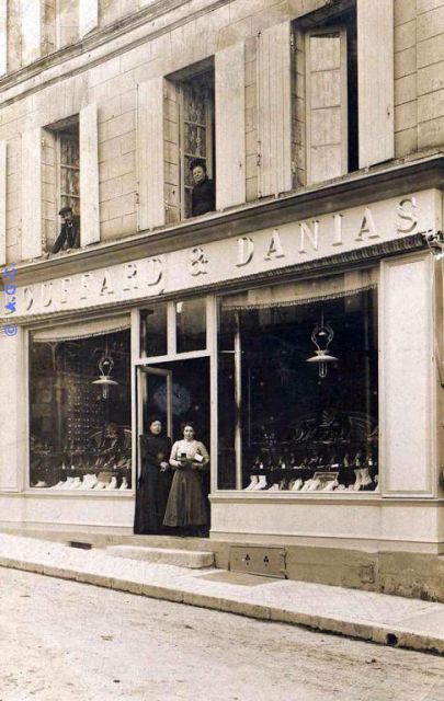 Barbezieux-Saint-Hilaire - Magasin de chaussures Bouffard et Danias .jpg
